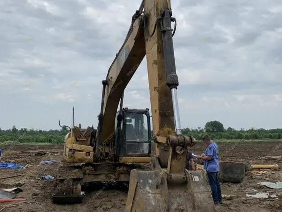 Экскаватор Caterpillar 320 2011 года б/у