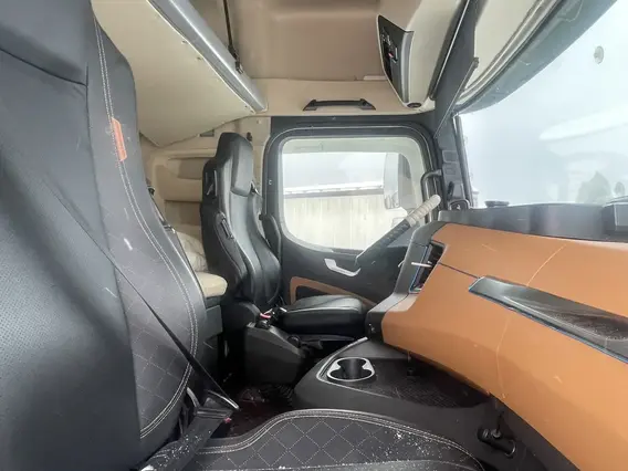 Седельный тягач Shacman SX4188YY381 2023 года б/у фото 6