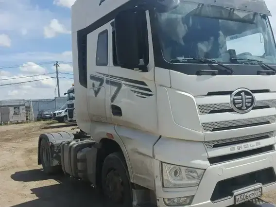Седельный тягач FAW J7 2023 года б/у