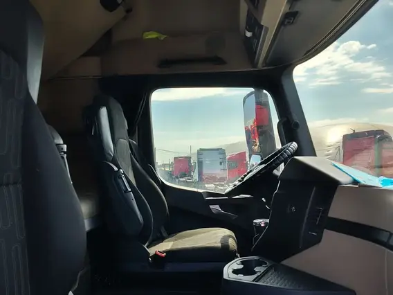 Седельный тягач Mercedes-Benz Actros 2022 года б/у фото 12