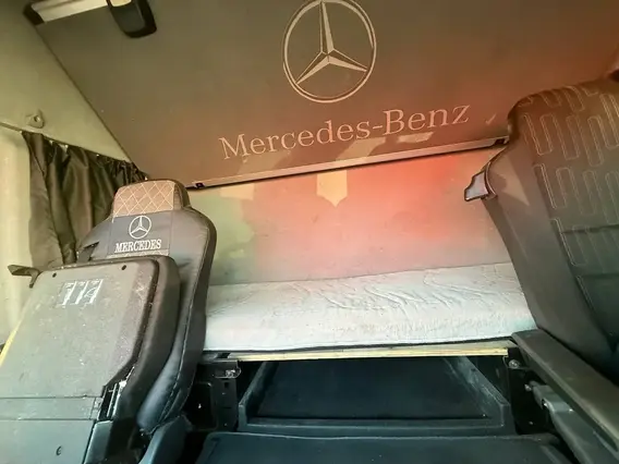 Седельный тягач Mercedes-Benz Actros 2017 года б/у фото 12
