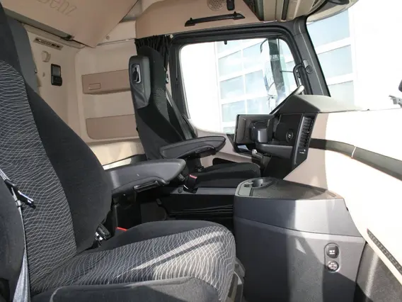 Тягач Mercedes-Benz Actros 1845LS 2015 года б/у фото 10