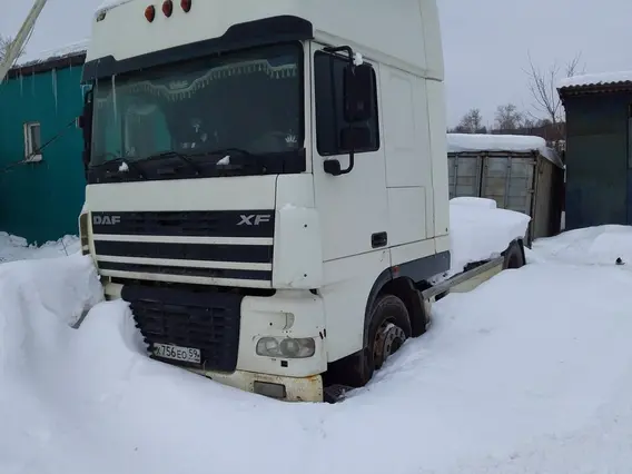 Тягач DAF 95XF480 2003 года б/у