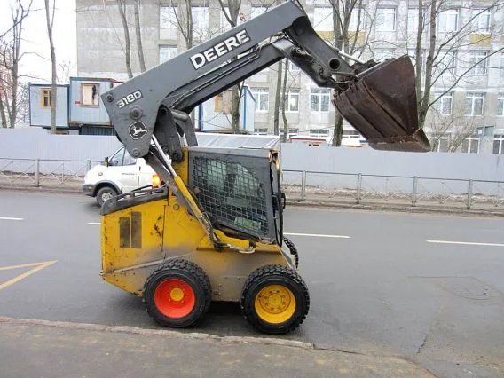 Фронтальный погрузчик John Deere 318d 2012 года б/у