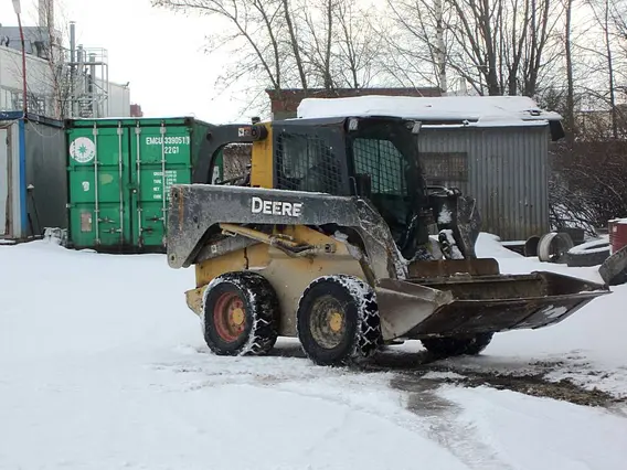 Фронтальный погрузчик John Deere 328 D 2010 года б/у фото 2