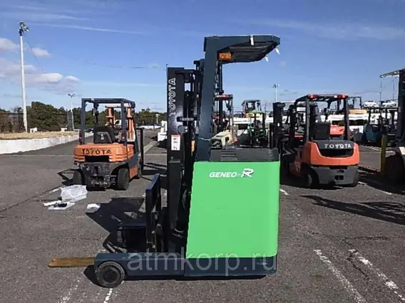 Вилочный погрузчик TOYOTA FORKLIFT 2005 года б/у фото 4