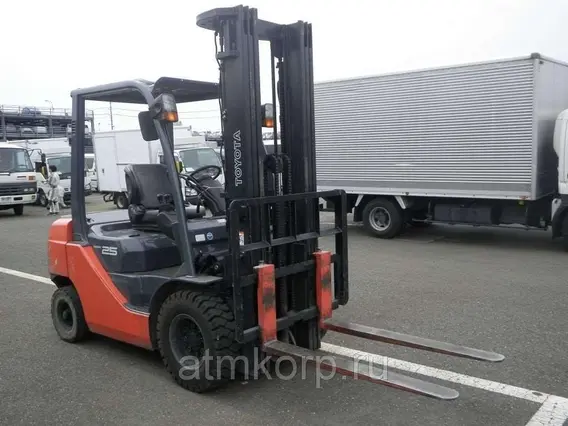 Вилочный погрузчик TOYOTA FORKLIFT 8FD25 2011 года б/у