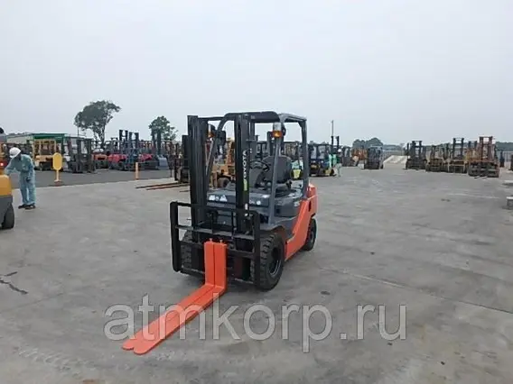 Вилочный погрузчик Toyota FORKLIFT 50-8FD25 2013 года б/у