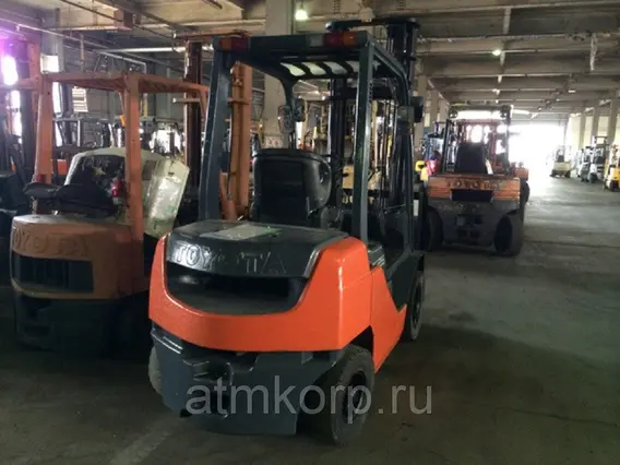 Вилочный погрузчик Toyota FORKLIFT 8FD25 2011 года б/у фото 2