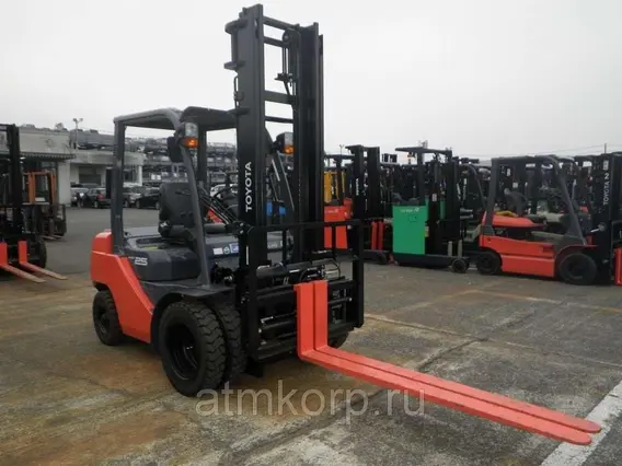 Вилочный погрузчик TOYOTA FORKLIFT 8FDL25 2015 года б/у