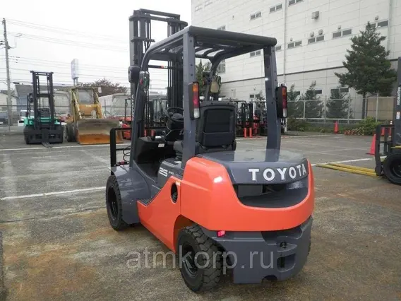 Вилочный погрузчик TOYOTA FORKLIFT 8FDL25 2015 года б/у фото 2