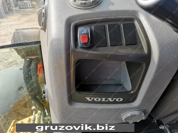 Экскаватор-погрузчик Volvo BL71 2014 года б/у фото 15