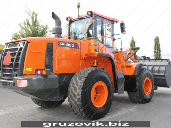 Фронтальный погрузчик Doosan DL300 2015 года б/у