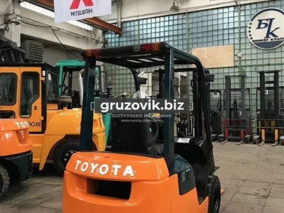 Вилочный погрузчик Toyota 02-7FD18 2005 года б/у