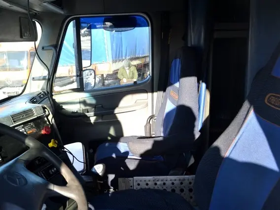 Тягач Freightliner Columbia 2004 года б/у фото 6