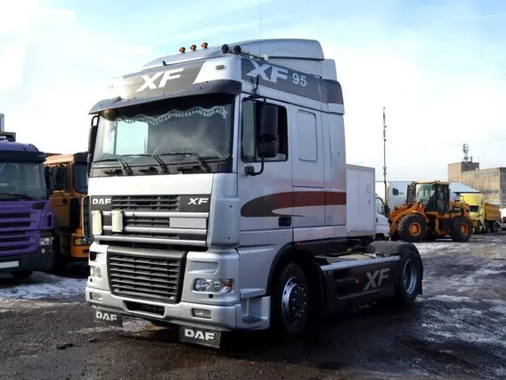 Тягач DAF XF 95.430 2003 года б/у