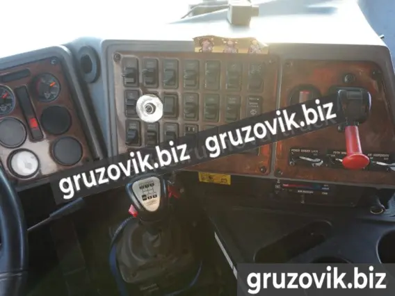 Тягач International 9800 2009 года б/у фото 9