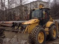 Экскаватор-погрузчик Komatsu WB97 2011 года б/у