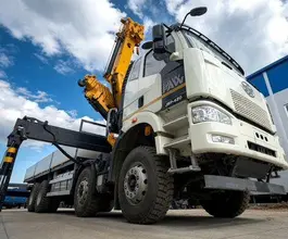 Манипулятор-самопогрузчик FAW CA3310 с КМУ XCMG SQZ330-6 2025 года новый фото 2