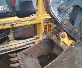 Экскаватор-погрузчик John Deere 325 2010 года б/у