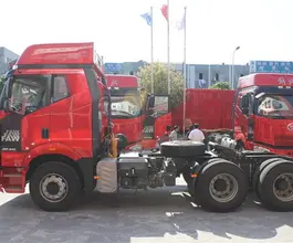 Тягач Седельный тягач FAW J6 2018 года новый фото 3