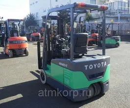 Вилочный погрузчик Toyota FORKLIFT 2009 года б/у фото 2