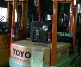 Вилочный погрузчик Toyota FORKLIFT 4FB20 1988 года б/у фото 2