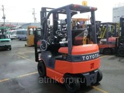 Вилочный погрузчик Toyota FORKLIFT 2011 года б/у фото 2