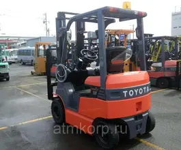 Вилочный погрузчик Toyota FORKLIFT 2011 года б/у фото 2