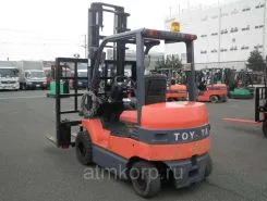 Вилочный погрузчик TOYOTA FORKLIFT 2005 года б/у фото 2