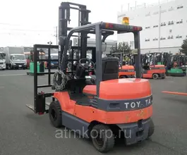 Вилочный погрузчик TOYOTA FORKLIFT 2005 года б/у фото 2