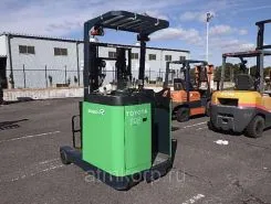 Вилочный погрузчик TOYOTA FORKLIFT 2005 года б/у фото 2