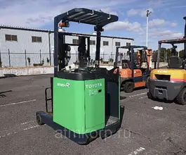 Вилочный погрузчик TOYOTA FORKLIFT 2005 года б/у фото 2