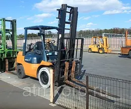Вилочный погрузчик Toyota FORKLIFT 7FG30 1999 года б/у фото 3