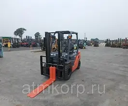 Вилочный погрузчик Toyota FORKLIFT 50-8FD25 2013 года б/у