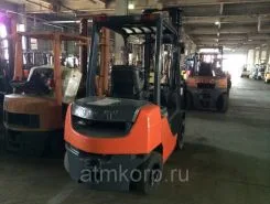 Вилочный погрузчик Toyota FORKLIFT 8FD25 2011 года б/у фото 2