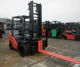 Вилочный погрузчик TOYOTA FORKLIFT 8FDL25 2015 года б/у