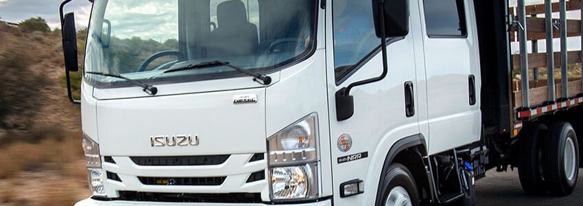 грузовой автомобиль Isuzu в движении